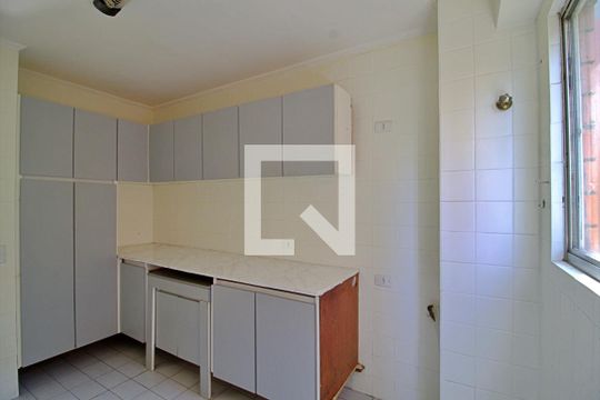 Cozinha de apartamento para alugar com 2 quartos, 44m² em Jardim Catanduva, São Paulo