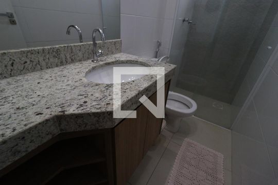 Banheiro Social de apartamento para alugar com 2 quartos, 50m² em Pampulha, Uberlândia