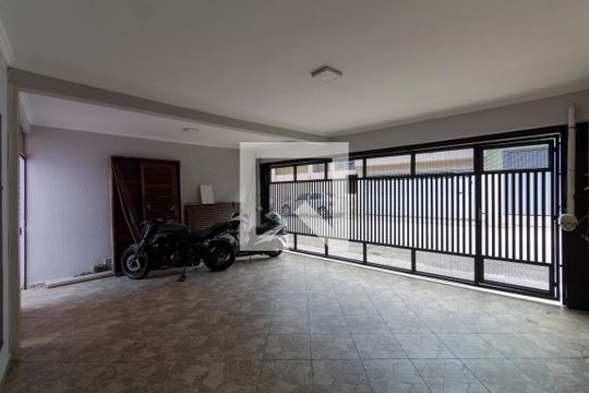 Garagem de casa à venda com 3 quartos, 220m² em Vila Nhocuné, São Paulo