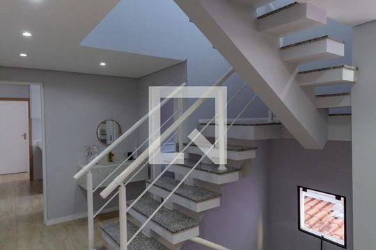 Escada de casa à venda com 3 quartos, 220m² em Vila Nhocuné, São Paulo