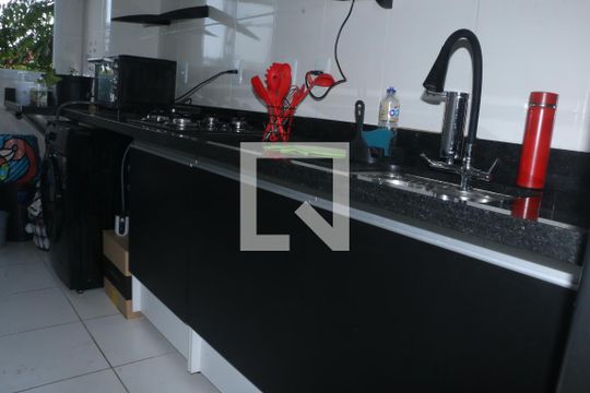 Cozinha de apartamento para alugar com 2 quartos, 48m² em Cruzeiro do Sul, Nova Iguaçu
