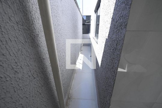 Corredor externobanheiro 2 de casa para alugar com 2 quartos, 70m² em Residencial Recanto do Bosque, Goiânia