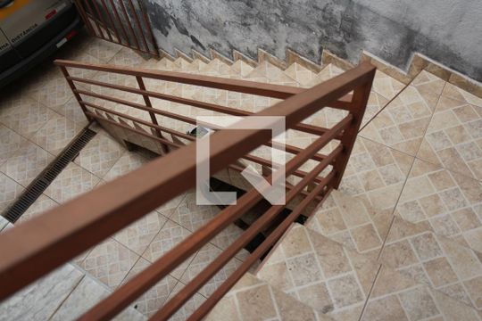 Escada de casa para alugar com 3 quartos, 270m² em Jardim Santa Adélia, São Paulo