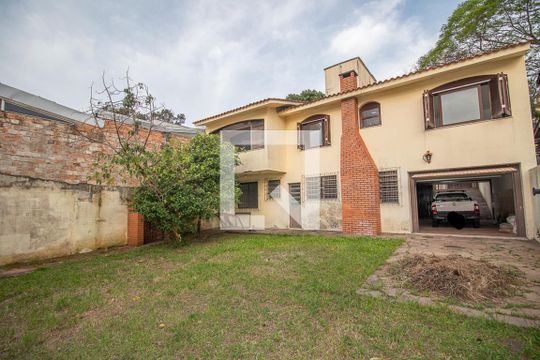 Quintal fundos de casa à venda com 3 quartos, 375m² em Sarandi, Porto Alegre