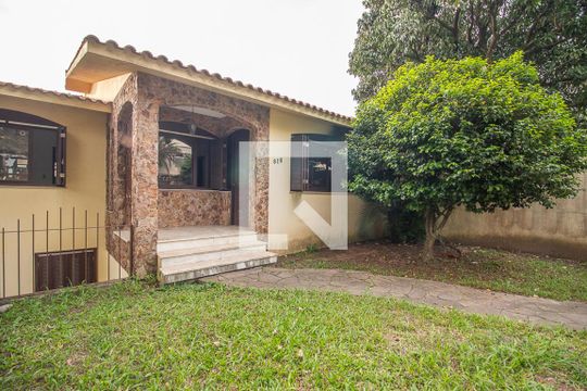 Fachada de casa à venda com 3 quartos, 375m² em Sarandi, Porto Alegre