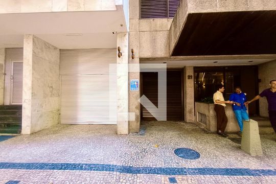 Fachada com cartaz QA. de apartamento à venda com 4 quartos, 237m² em Ipanema, Rio de Janeiro