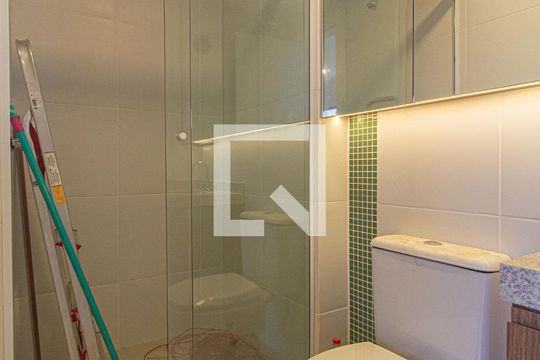 Banheiro de kitnet/studio para alugar com 1 quarto, 27m² em Juvevê, Curitiba