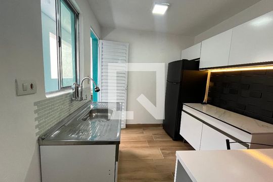 Cozinha de kitnet/studio para alugar com 1 quarto, 28m² em Jardim Lisboa, São Paulo