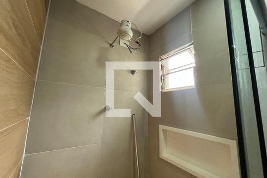 Banheiro de kitnet/studio para alugar com 1 quarto, 28m² em Jardim Lisboa, São Paulo