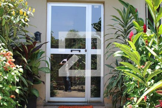 Hall de entrada de apartamento à venda com 2 quartos, 48m² em Chácaras Califórnia, Contagem