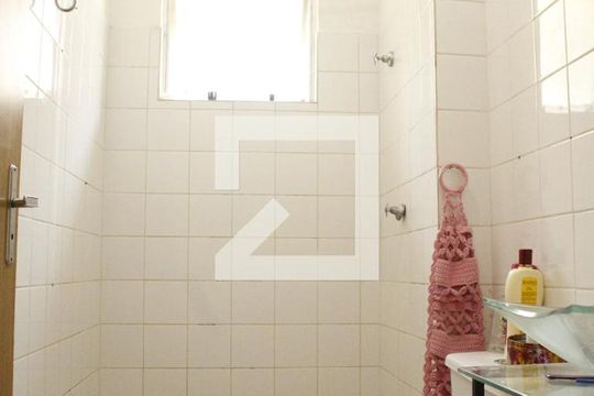 Banheiro Social de apartamento à venda com 2 quartos, 48m² em Chácaras Califórnia, Contagem
