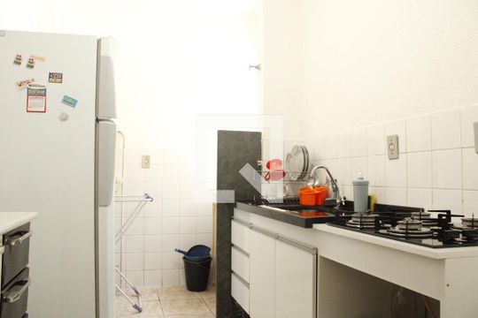 Cozinha de apartamento à venda com 2 quartos, 48m² em Chácaras Califórnia, Contagem