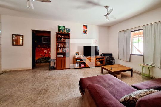 Sala de casa à venda com 2 quartos, 450m² em Itaipu, Niterói