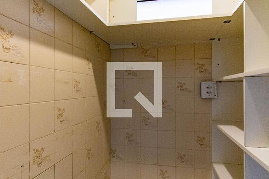 Despensa de casa para alugar com 3 quartos, 378m² em Igara, Canoas