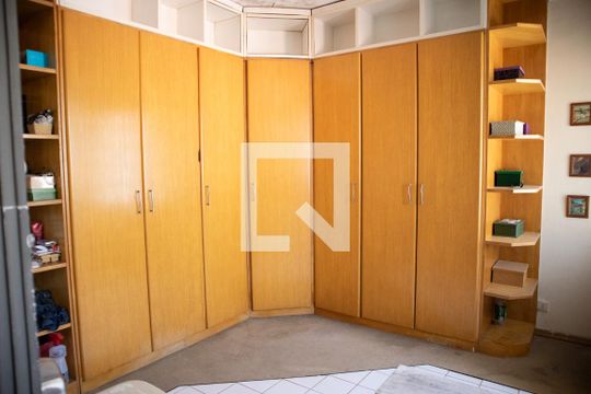 Closet de casa à venda com 3 quartos, 340m² em Barro Branco (zona Norte), São Paulo