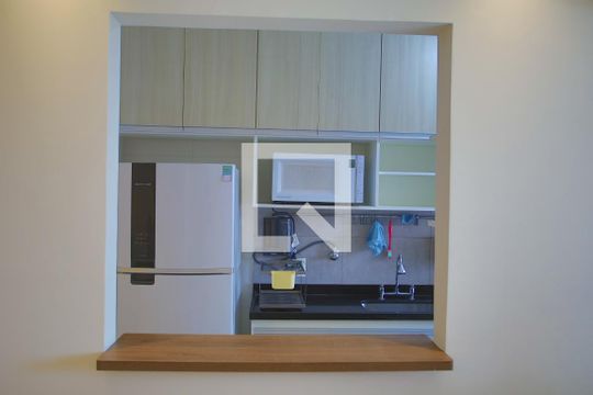 Cozinha desde a  de apartamento para alugar com 2 quartos, 65m² em Pompéia, Santos