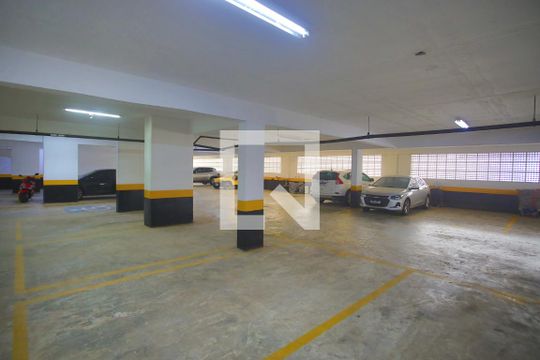Área Comum - Garagem com Vaga Demarcada de apartamento para alugar com 2 quartos, 65m² em Pompéia, Santos