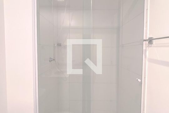 Banheiro de kitnet/studio para alugar com 1 quarto, 28m² em Quarta Parada, São Paulo