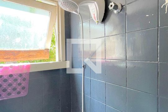 Banheiro de apartamento à venda com 1 quarto, 62m² em Jardim do Salso, Porto Alegre