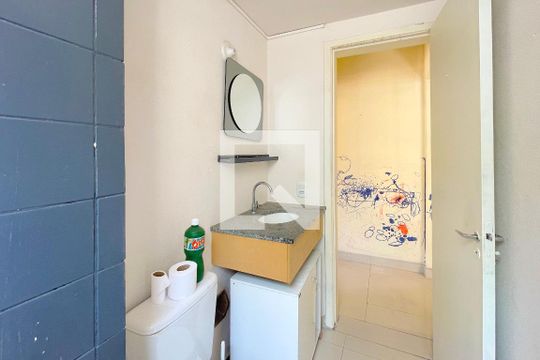 Banheiro de apartamento à venda com 1 quarto, 62m² em Jardim do Salso, Porto Alegre