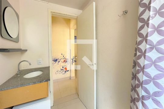 Banheiro de apartamento à venda com 1 quarto, 62m² em Jardim do Salso, Porto Alegre