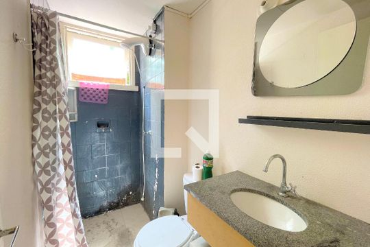 Banheiro de apartamento à venda com 1 quarto, 62m² em Jardim do Salso, Porto Alegre