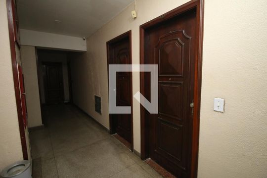 Corredor externo de apartamento para alugar com 2 quartos, 80m² em Ramos, Rio de Janeiro