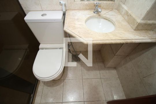 Banheiro de apartamento para alugar com 2 quartos, 80m² em Ramos, Rio de Janeiro