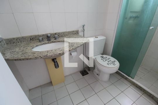 Banheiro canadense da suíte com a sala de apartamento à venda com 2 quartos, 77m² em Jacarepaguá, Rio de Janeiro