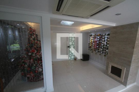 Sala de casa de condomínio à venda com 4 quartos, 308m² em Pendotiba, Niterói
