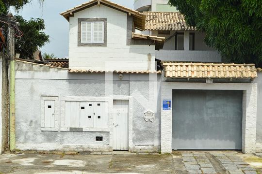Fachada de casa à venda com 3 quartos, 180m² em Pechincha, Rio de Janeiro