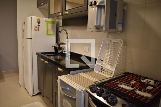 Cozinha de apartamento para alugar com 2 quartos, 50m² em Santa Quitéria, Curitiba