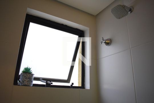 Banheiro de apartamento para alugar com 2 quartos, 50m² em Santa Quitéria, Curitiba