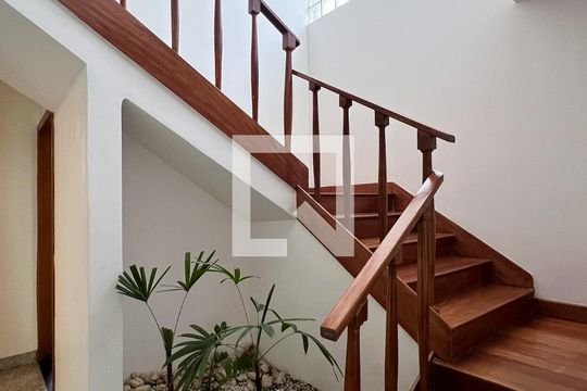 Corredor  de casa à venda com 5 quartos, 385m² em Indianópolis, São Paulo