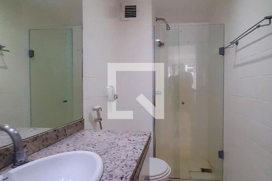 Banheiro da suíte de apartamento para alugar com 2 quartos, 90m² em Barra da Tijuca, Rio de Janeiro