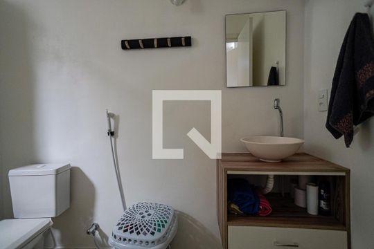 Banheiro de casa à venda com 2 quartos, 100m² em Piratininga, Niterói