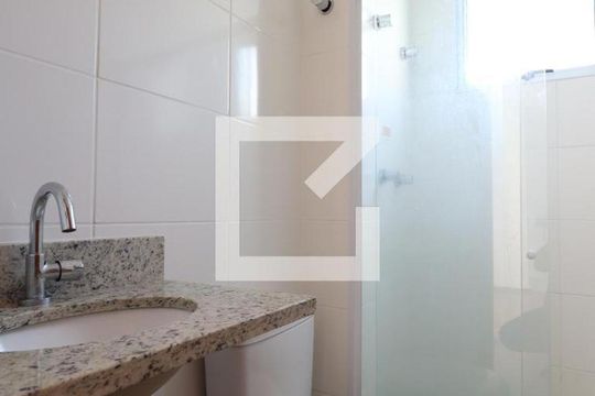Banheiro de apartamento para alugar com 2 quartos, 44m² em Alcantara, São Gonçalo