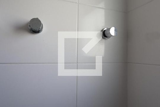 Banheiro de apartamento para alugar com 2 quartos, 44m² em Alcantara, São Gonçalo