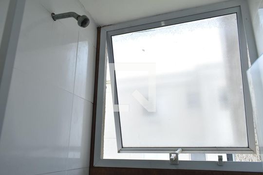 Detalhe do banheiro de apartamento para alugar com 2 quartos, 44m² em Campo Grande, Rio de Janeiro