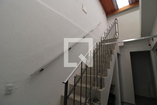 Escada para Salão e lavanderia de casa para alugar com 3 quartos, 156m² em Vila Gea, São Paulo