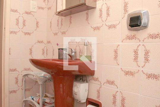 Banheiro de apartamento à venda com 1 quarto, 42m² em Bela Vista, Porto Alegre