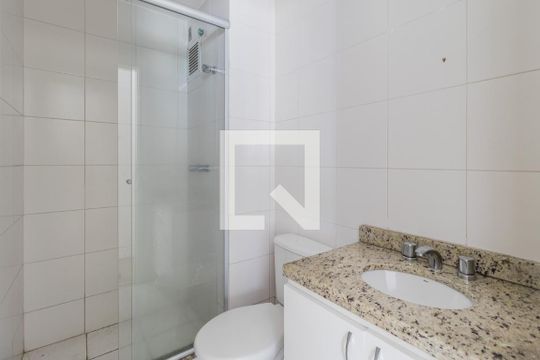 Banheiro da Suite de apartamento à venda com 2 quartos, 62m² em Vila Ipiranga, Porto Alegre