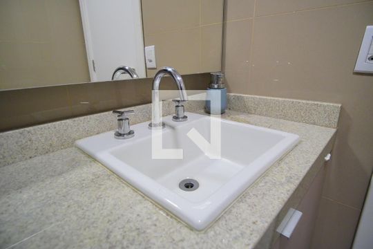 Lavabo de kitnet/studio à venda com 1 quarto, 72m² em Petrópolis, Porto Alegre