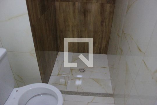 Banheiro de apartamento para alugar com 2 quartos, 36m² em Vila das Bandeiras, Guarulhos