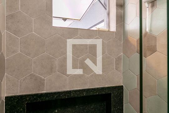 Banheiro de apartamento para alugar com 1 quarto, 65m² em Palmeiras, Belo Horizonte