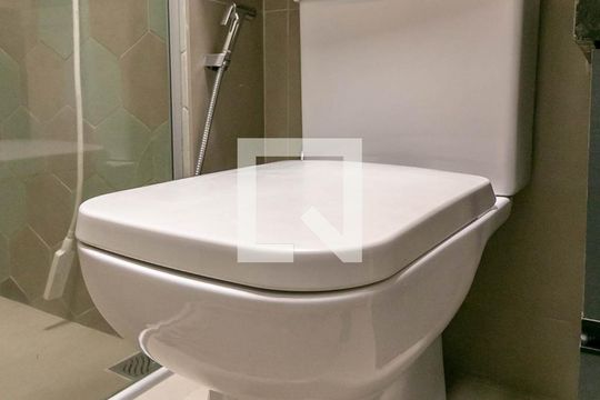 Banheiro de apartamento para alugar com 1 quarto, 65m² em Palmeiras, Belo Horizonte