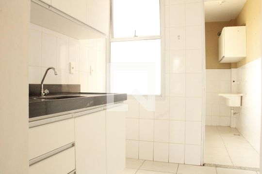 Cozinha de apartamento para alugar com 2 quartos, 49m² em Chácara Contagem, Contagem