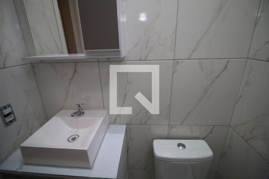 Banheiro de apartamento para alugar com 2 quartos, 46m² em Ramos, Rio de Janeiro