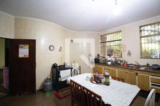 Cozinha de casa à venda com 4 quartos, 1600m² em Vila Carmosina, São Paulo