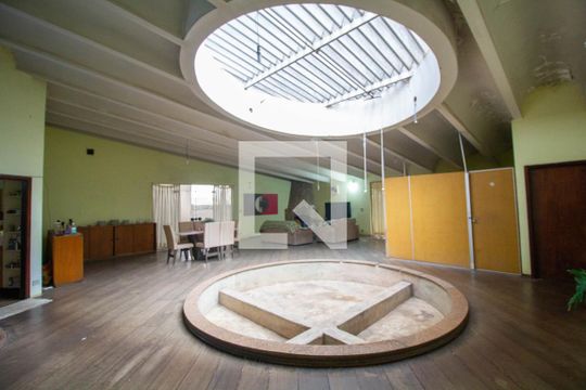 Sala de casa para alugar com 4 quartos, 1600m² em Vila Carmosina, São Paulo